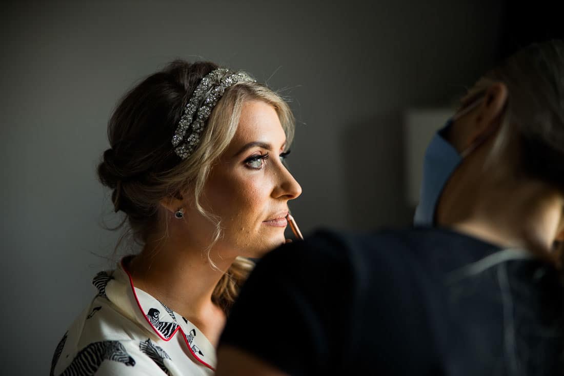 the bride applies makeup be grtting married